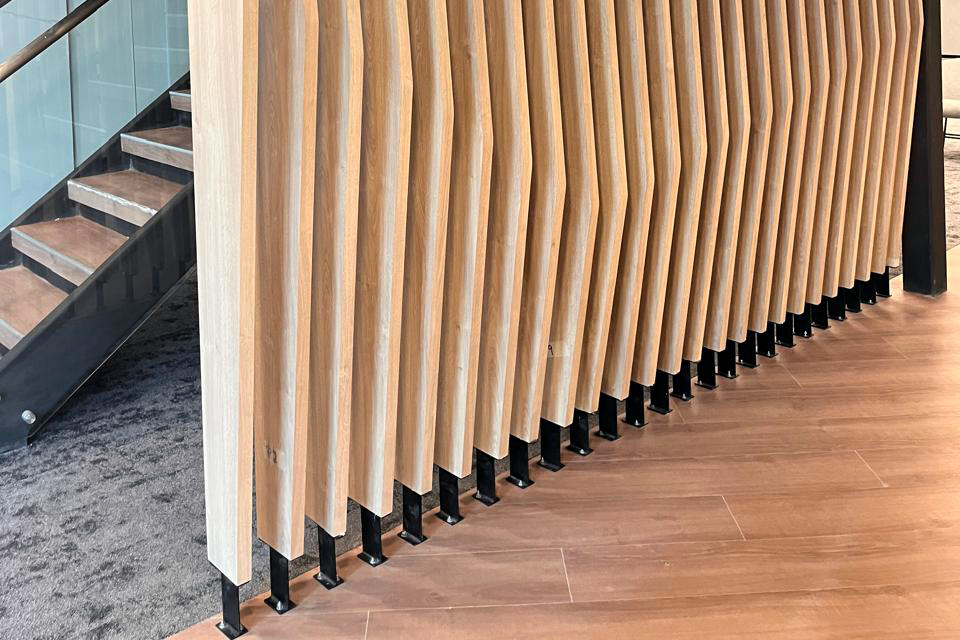 Oficina Transbank Celosía de palillaje en MDF laminado para la oficina corporativa de un banco. Las Condes, 2025.